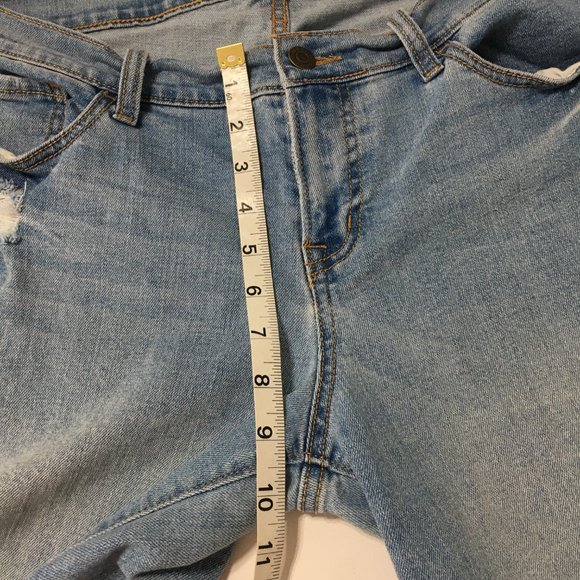 Old Navy 9" Curvy Profile Denim Jean Shorts Size 6 Mid Rise - Picture 9 of 11